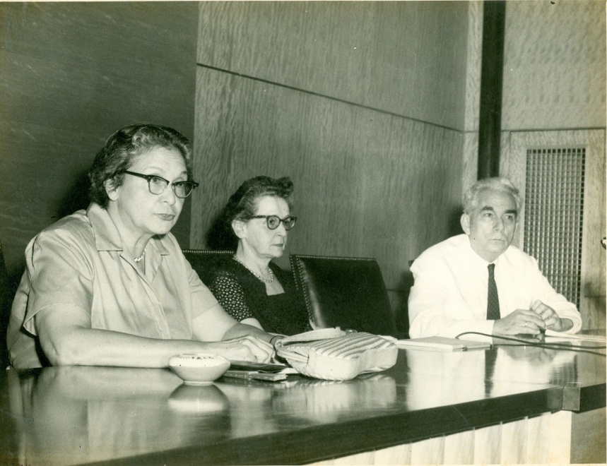 Foto de Mesa Redonda “La enseñanza de la literatura”, Camila Henríquez Ureña, María Teresa Freyre de Andrade y Juan Marinello, 2 de julio de 1960. Fondos BNCJM.